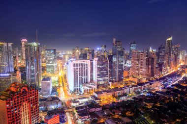 Manila, Filipinler - 25 Şubat 2018: Eleveted, Makati, iş bölgesine Metro Manila gece görünümü