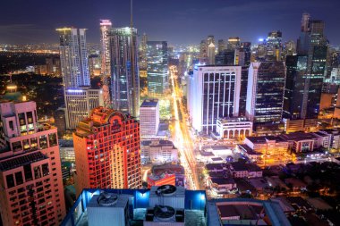 Manila, Filipinler - 25 Şubat 2018: Eleveted, Makati, iş bölgesine Metro Manila gece görünümü