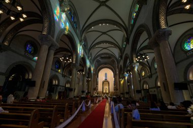 Manila, Filipinler - 17 Şubat 2018: Tarihi katedral kilise Manila Filipinler iç