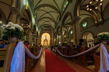 Manila, Filipinler - 17 Şubat 2018: Tarihi katedral kilise Manila Filipinler iç