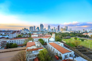 Filipinler Manila şehir manzarası. Intramuros semtinden gördüm.