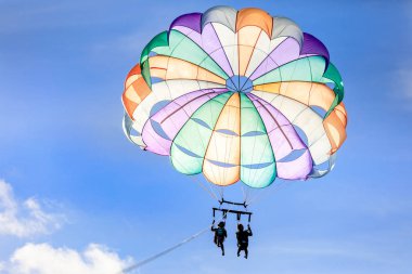 Boracay, Filipinler - 18 Kasım 2017: paraşüt yelken eğlence etkinliği Boracay Adası, Aklan, Filipinler yapıyor tanımlanamayan Turizm