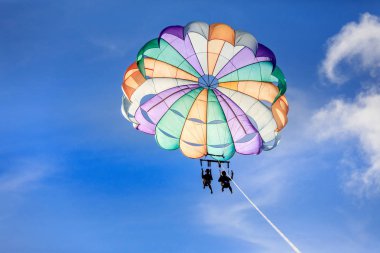 Boracay, Filipinler - 18 Kasım 2017: paraşüt yelken eğlence etkinliği Boracay Adası, Aklan, Filipinler yapıyor tanımlanamayan Turizm
