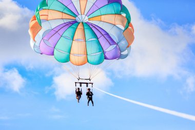 Boracay, Filipinler - 18 Kasım 2017: paraşüt yelken eğlence etkinliği Boracay Adası, Aklan, Filipinler yapıyor tanımlanamayan Turizm