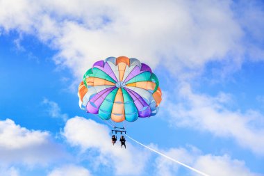 Boracay, Filipinler - 18 Kasım 2017: paraşüt yelken eğlence etkinliği Boracay Adası, Aklan, Filipinler yapıyor tanımlanamayan Turizm
