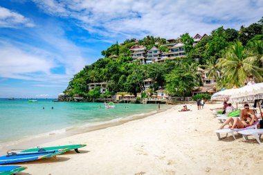 Boracay, Filipinler - 18 Kasım 2017: Diniwid plaj manzarası, beyaz kum plaj Boracay Adası Filipin