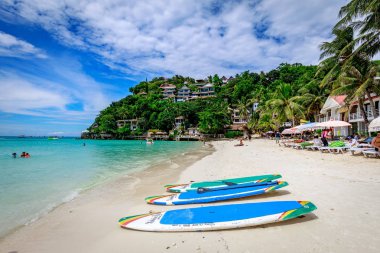 Boracay, Filipinler - 18 Kasım 2017: Diniwid plaj manzarası, beyaz kum plaj Boracay Adası Filipin