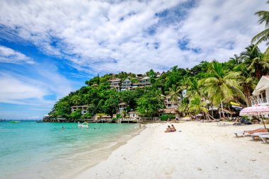 Boracay, Filipinler - 18 Kasım 2017: Diniwid plaj manzarası, beyaz kum plaj Boracay Adası Filipin