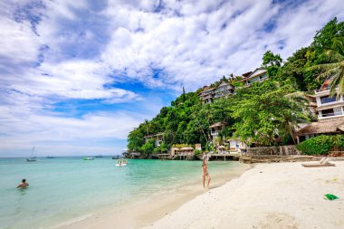 Boracay, Filipinler - 18 Kasım 2017: Diniwid plaj manzarası, beyaz kum plaj Boracay Adası Filipin