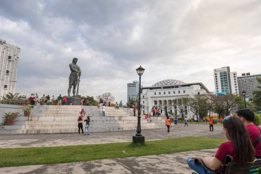 Manila, Filipinler - 4 Şubat 2018: Sentinel of Freedom (Lapu Lapu anıt) ali rıza Park Agrifina daire, Manila ortasındaki heykeli