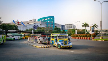 Manila, Filipinler - 10 Şubat 2018: Jeepney toplu ulaşım Pasay, Manila city Mall of Asia alışveriş merkezi