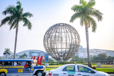 Manila, Filipinler - 10 Şubat 2018: Mall of Asia ile dünya Rotunda Pasay, Manila, Filipinler, ana kapısı.