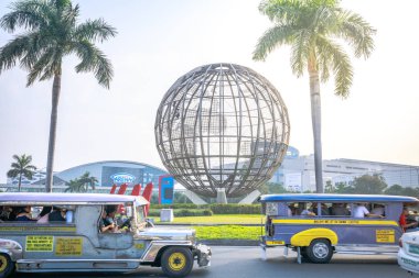 Manila, Filipinler - 10 Şubat 2018: Mall of Asia ile dünya Rotunda Pasay, Manila, Filipinler, ana kapısı.