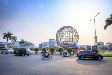 Manila, Filipinler - 10 Şubat 2018: Mall of Asia ile dünya Rotunda Pasay, Manila, Filipinler, ana kapısı.