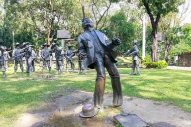 Manila, Filipinler - 4 Şubat 2018: Şehitlik Dr Jose Rizal Rizal Park, Manila'deki büyük metal heykeller