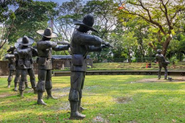 Manila, Filipinler - 4 Şubat 2018: Şehitlik Dr Jose Rizal Rizal Park, Manila'deki büyük metal heykeller