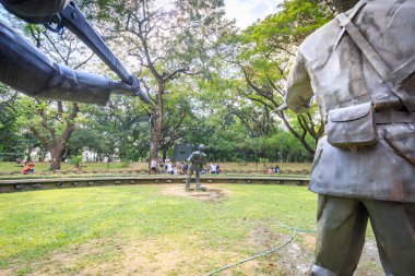 Manila, Filipinler - 4 Şubat 2018: Şehitlik Dr Jose Rizal Rizal Park, Manila'deki büyük metal heykeller