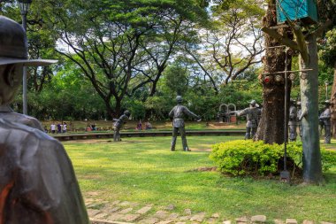 Manila, Filipinler - 4 Şubat 2018: Şehitlik Dr Jose Rizal Rizal Park, Manila'deki büyük metal heykeller
