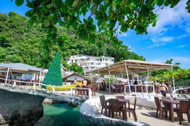 Boracay, Filipinler - 18 Kasım 2017: Batı Cove Resort Restoran görünümünü Boracay Adası ünlü dönüm noktası Filipin hangisi