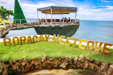 Boracay, Filipinler - 18 Kasım 2017: Tabela, Batı Cove Filipin Boracay Adası ünlü dönüm noktası olan Resort,