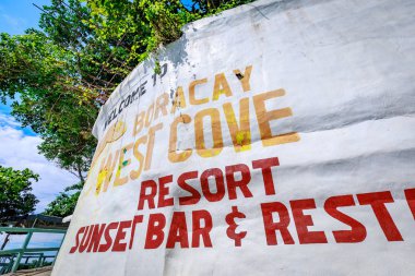 Boracay, Filipinler - 18 Kasım 2017: Tabela, Batı Cove Filipin Boracay Adası ünlü dönüm noktası olan Resort,