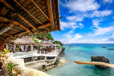 Boracay, Filipinler - 18 Kasım 2017: Batı Cove Resort Boracay Adası ünlü dönüm noktası Filipin olan tropikal deniz, çevreleyen
