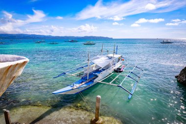 Boracay, Filipinler - 18 Kasım 2017: Boracay denizinde Filipino tekne