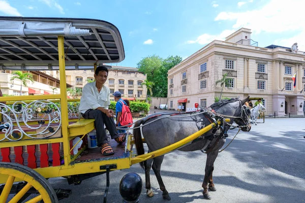 Manila, Filipinler - 17 Şubat 2018: At Intramuros bölgesinde turist bekleyen taşıma ile