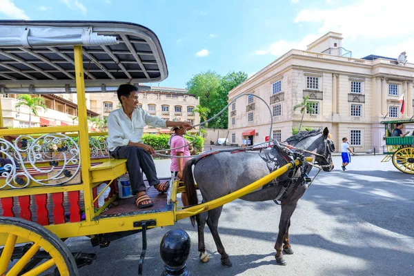 Manila, Filipinler - 17 Şubat 2018: At Intramuros bölgesinde turist bekleyen taşıma ile