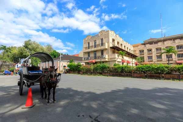 Manila, Filipinler - 17 Şubat 2018: At Intramuros bölgesinde turist bekleyen taşıma ile