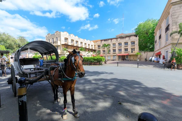 Manila, Filipinler - 17 Şubat 2018: At Intramuros bölgesinde turist bekleyen taşıma ile