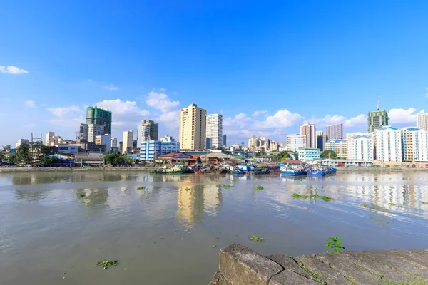 Manila, Filipinler - 17 Şubat 2018: Manila pasig river view Fort Santiago görünümü güverte, Intramuros, Manila, Filipinler