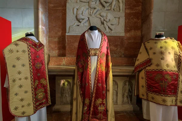 Manila, Filipinler - 17 Şubat 2018: İç in Manila Katedrali'ne, Intramuros bölgesinde, Manila şehir