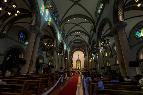 Manila, Filipinler - 17 Şubat 2018: Tarihi katedral kilise Manila Filipinler iç