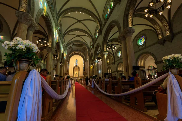 Manila, Filipinler - 17 Şubat 2018: Tarihi katedral kilise Manila Filipinler iç