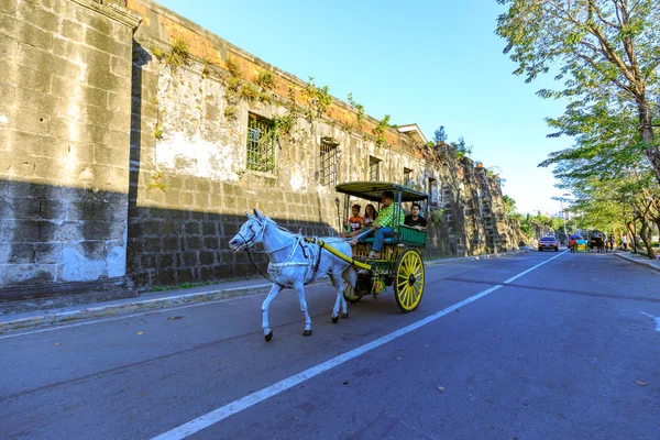 Manila, Filipinler - 17 Şubat 2018: At arabası Intramuros bölgesinde turist ile çalışan