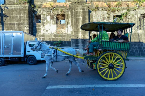 Manila, Filipinler - 17 Şubat 2018: At arabası Intramuros bölgesinde turist ile çalışan