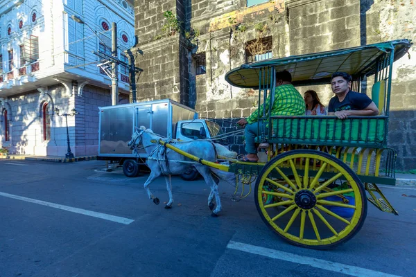 Manila, Filipinler - 17 Şubat 2018: At arabası Intramuros bölgesinde turist ile çalışan