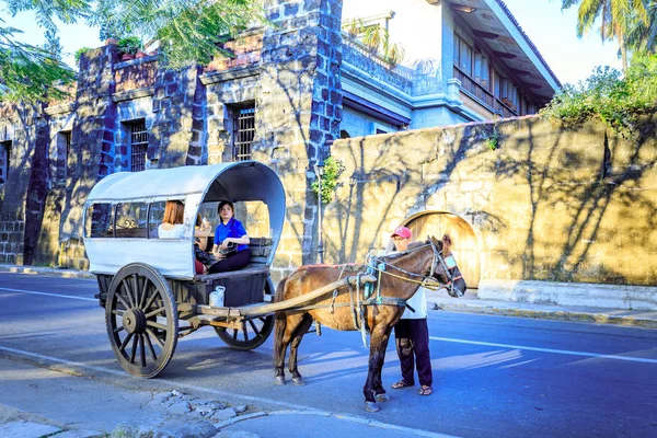 Manila, Filipinler - 17 Şubat 2018: At Intramuros bölgesinde turist bekleyen taşıma ile