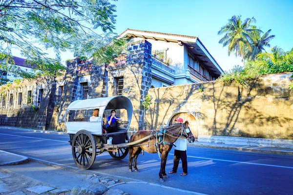 Manila, Filipinler - 17 Şubat 2018: At Intramuros bölgesinde turist bekleyen taşıma ile