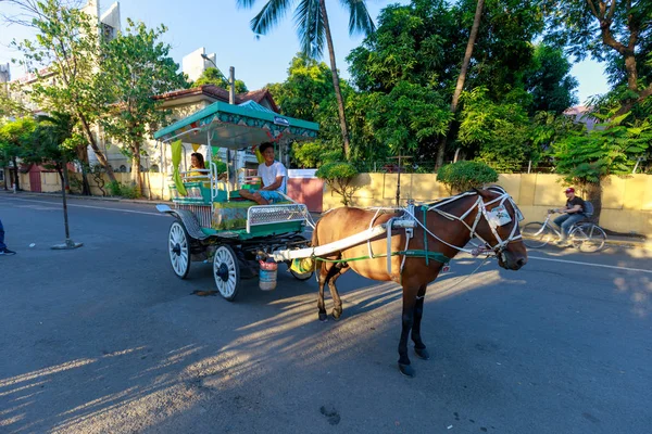 Manila, Filipinler - 17 Şubat 2018: At Intramuros bölgesinde turist bekleyen taşıma ile