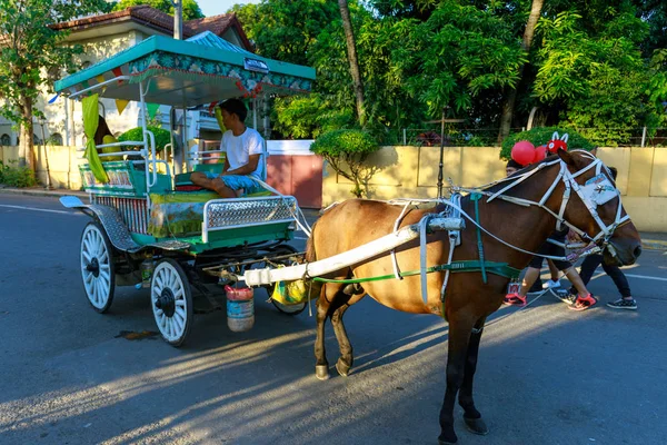 Manila, Filipinler - 17 Şubat 2018: At Intramuros bölgesinde turist bekleyen taşıma ile