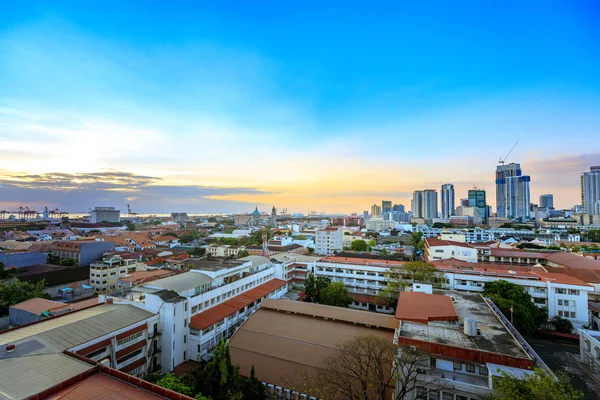 Filipinler Manila şehir manzarası. Intramuros semtinden gördüm.