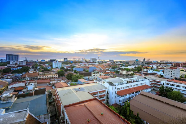 Filipinler Manila şehir manzarası. Intramuros semtinden gördüm.