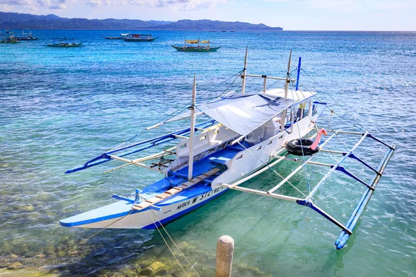 Boracay, Filipinler - 18 Kasım 2017: Boracay denizinde Filipino tekne