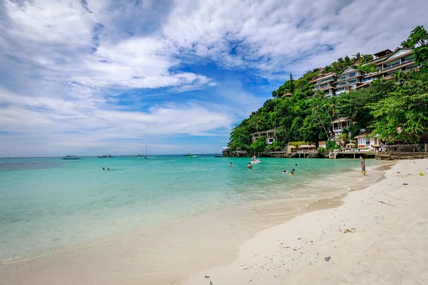 Boracay, Filipinler - 18 Kasım 2017: Diniwid plaj manzarası, beyaz kum plaj Boracay Adası Filipin