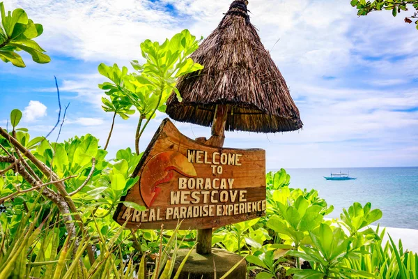 Boracay, Filipinler - 18 Kasım 2017: Tabela, Batı Cove Filipin Boracay Adası ünlü dönüm noktası olan Resort,