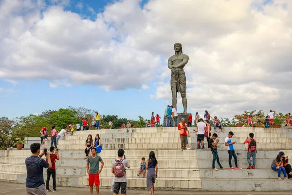 Manila, Filipinler - 4 Şubat 2018: Sentinel of Freedom (Lapu Lapu anıt) ali rıza Park Agrifina daire, Manila ortasındaki heykeli