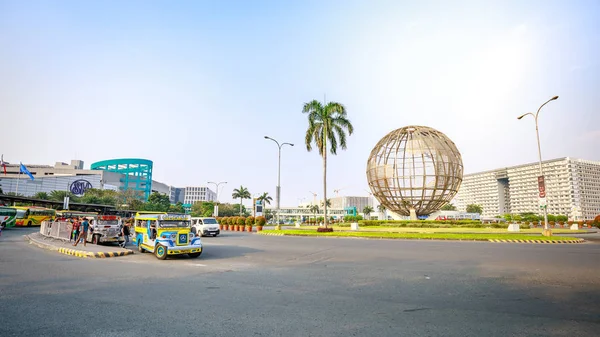 Manila, Filipinler - 10 Şubat 2018: Mall of Asia ile dünya Rotunda Pasay, Manila, Filipinler, ana kapısı.