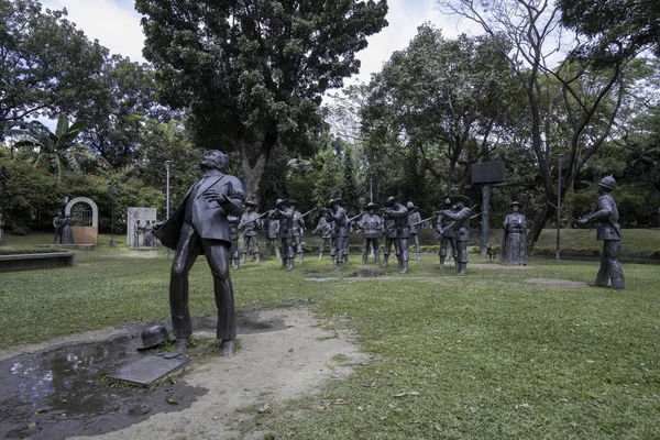 Manila, Filipinler - 4 Şubat 2018: Şehitlik Dr Jose Rizal Rizal Park, Manila'deki büyük metal heykeller